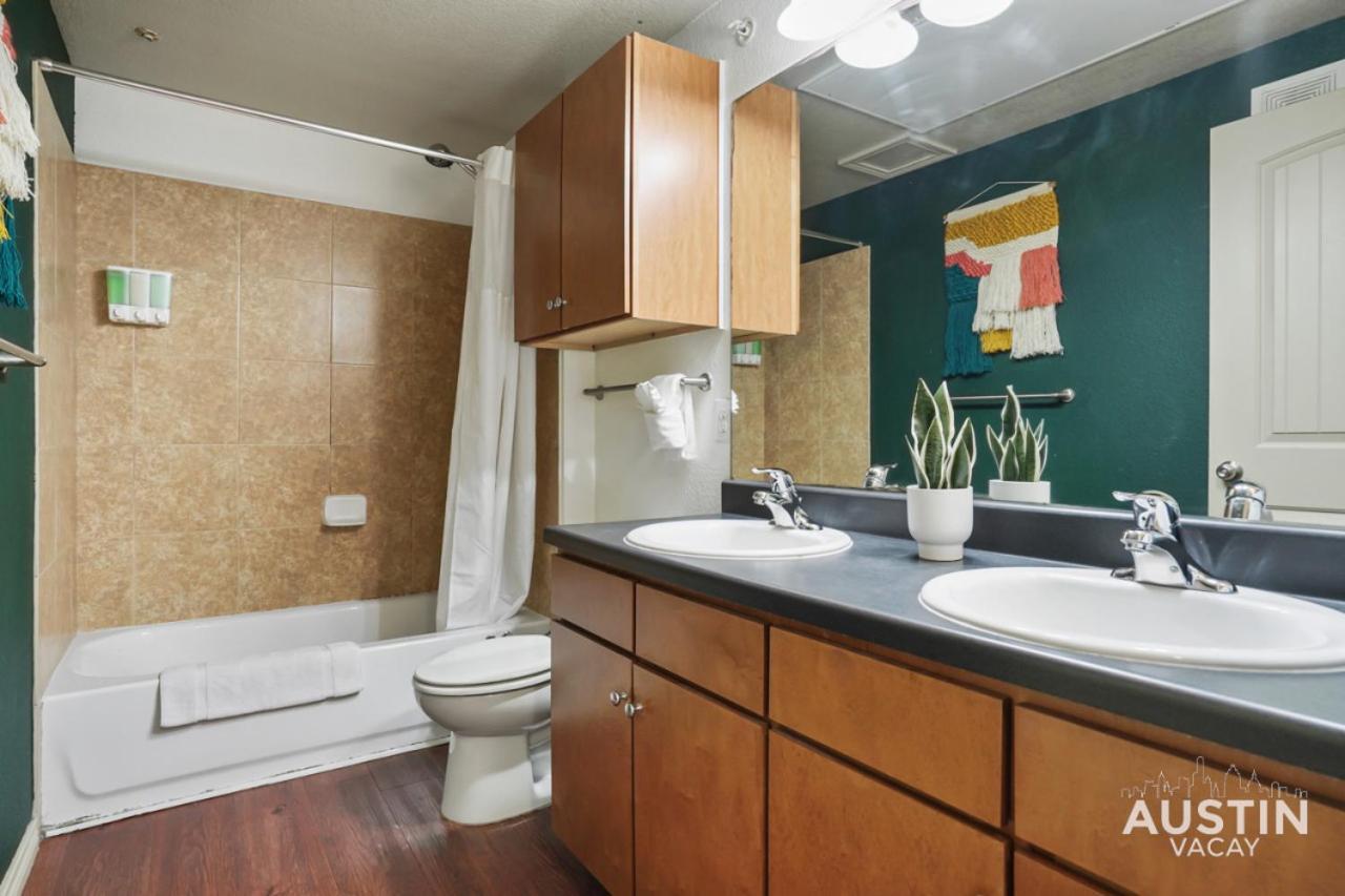 Stylish 4Br With Smart Tv And Free Garage Parking Lejlighed Austin Eksteriør billede